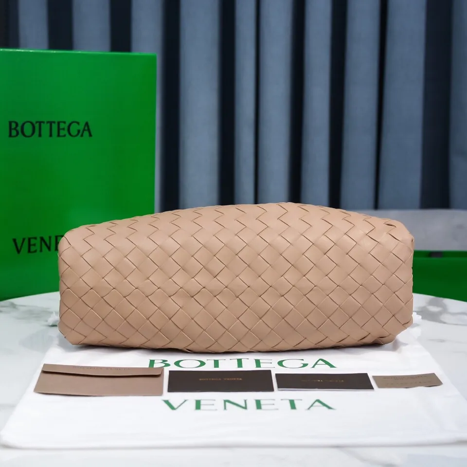Batch 1860 🔥🔥The counterattack of the popular Bottega Veneta started with this series of cloud bags, which went viral in the fashion circle and started a craze! Out of stock, out of stock, out of stock... One piece is hard to find, super hard to buy, regardless of age, season, or occasion. Very classy. Really, if you carry this on the road, it will turn heads! This is also the reason why this series is so expensive. Large size: 38*20*8.5cm [Big Cloud Weaving] Milk Tea